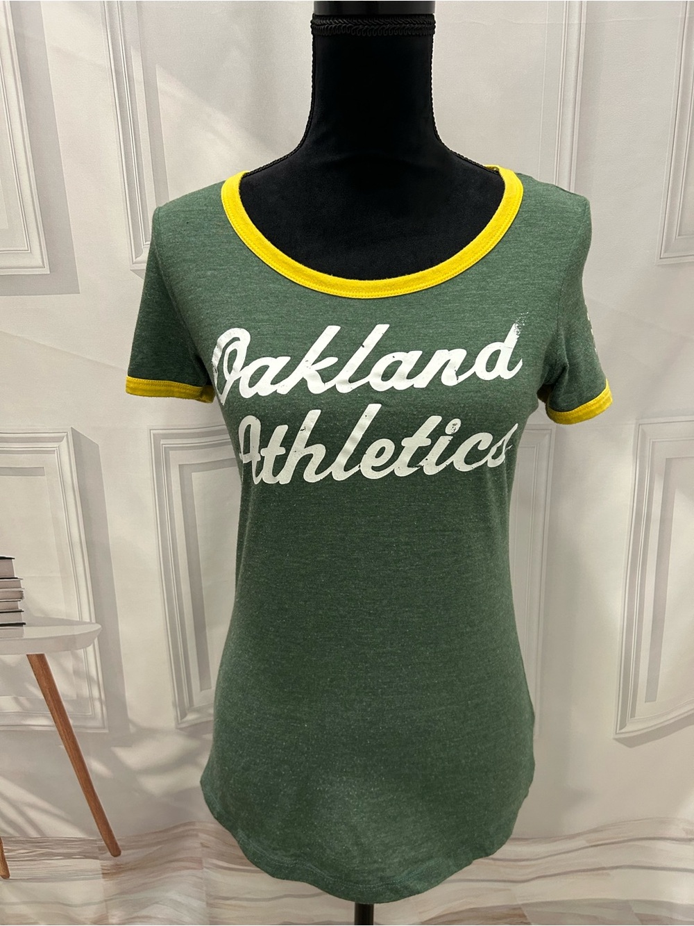 Oakland Athletics Women’s Green & Yellow Scoop Neck Tee XS